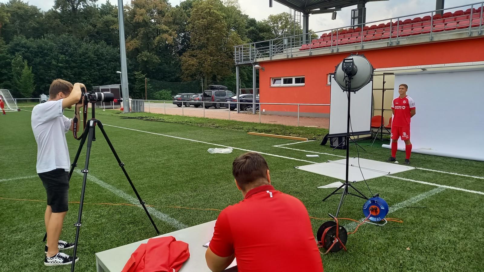 Umělá tráva se změnila ve fotoateliér, proběhlo focení všech týmů Slavie Hradec