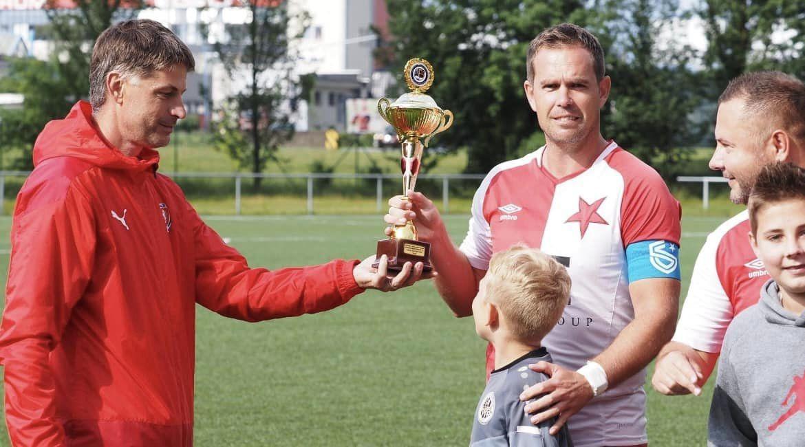 FC Slavia Hradec Králové „C”převzala pohár za vítězství v AM GNOL 3. třídě