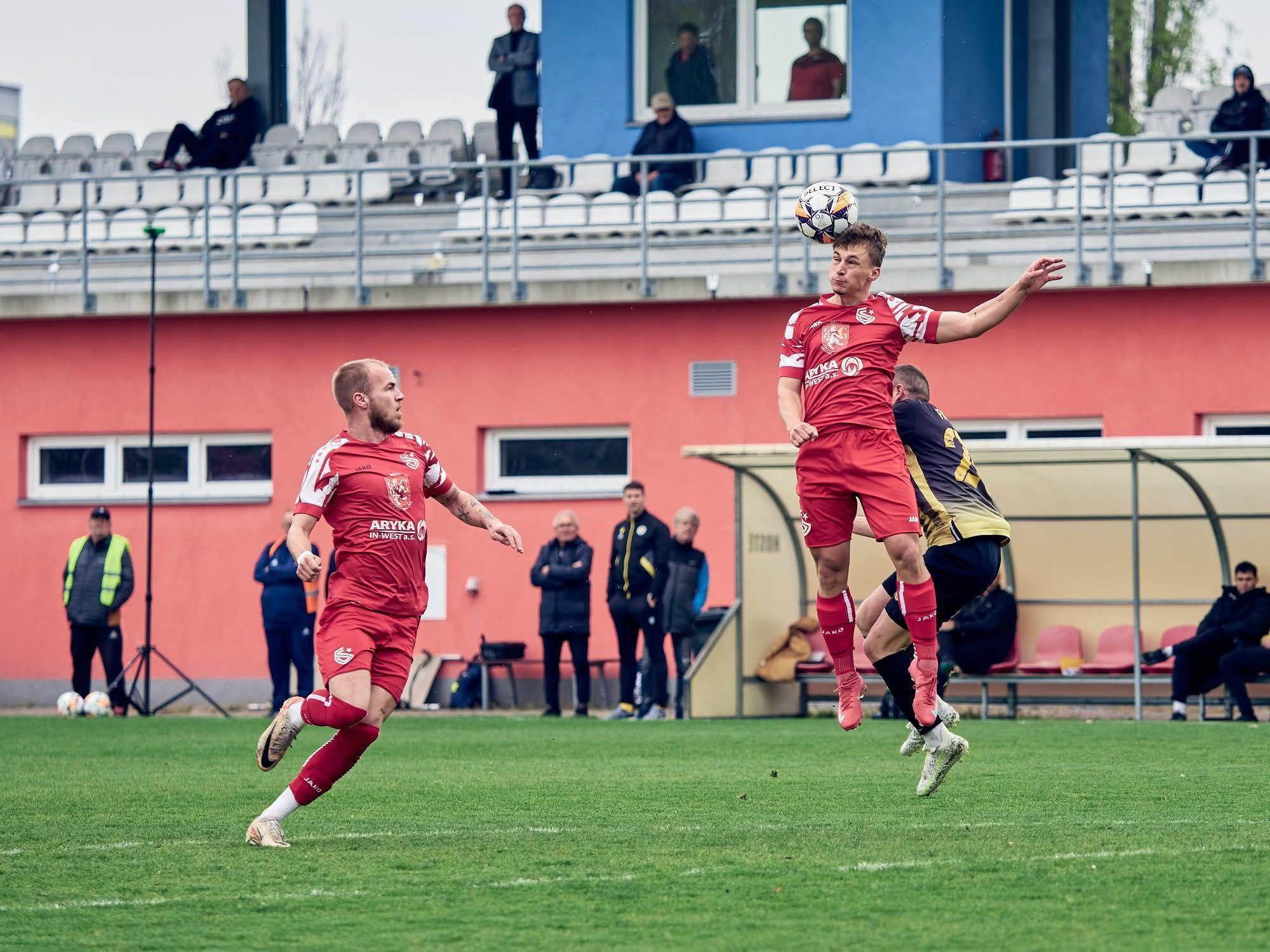 Slavia v dnešní dohrávce přes dobrý herní výkon, ztratila v závěru 3 body