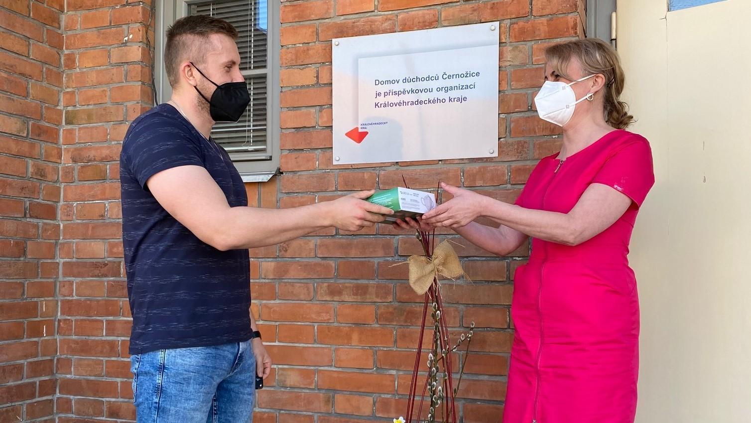 Fotbalová Slavia pomohla důchodcům v Černožicích